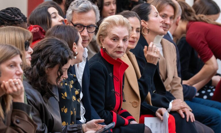 Carolina Herrera celebra a las mujeres de las artes en su desfile en Nueva York