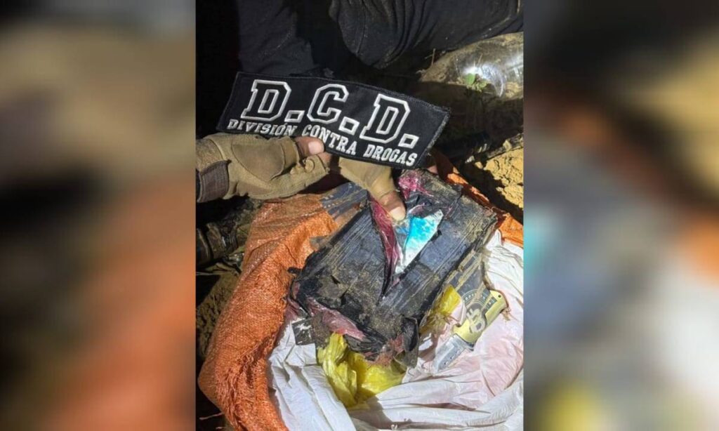 Incautan 5 envoltorios de cocaína y una lancha de alta velocidad en Zapara