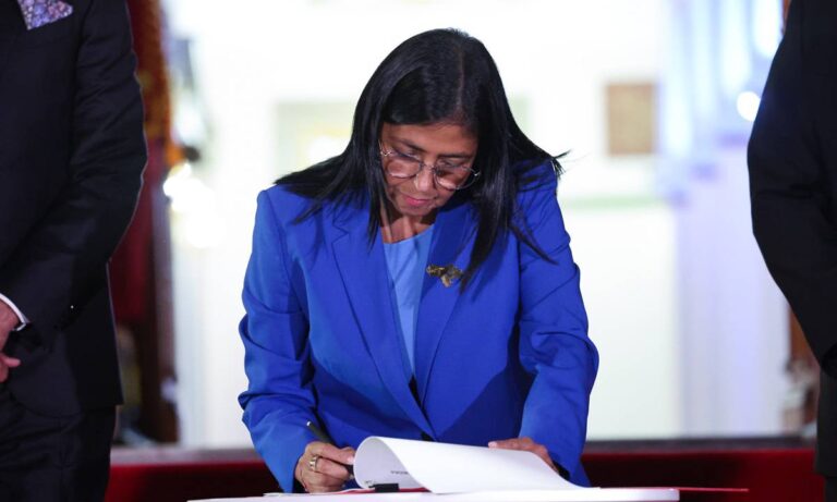 Delcy Rodríguez promulga la Ley de Amnistía y pide revisar casos no contemplados