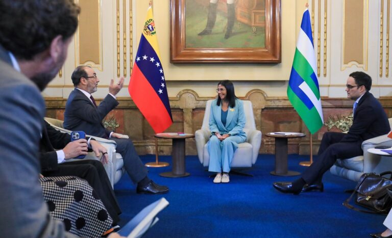 Delcy Rodríguez se reúne con autoridades de la CAF