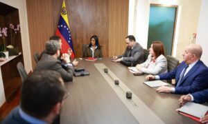 Delcy Rodríguez se reúne con las petroleras Repsol y Maurel & Prom