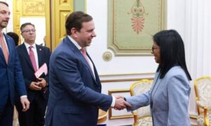 Delcy Rodríguez se reúne con directivos de Shell para evaluar “proyectos de materia gasífera”