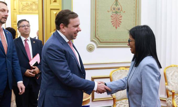 Delcy Rodríguez se reúne con directivos de Shell para evaluar “proyectos de materia gasífera”