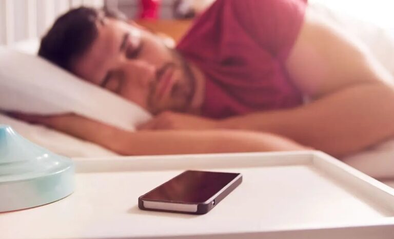 Estudio confirma que dormir con el celular cerca afecta el sueño