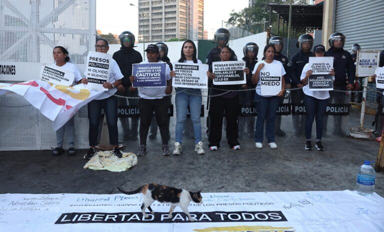 Familias de presos políticos se encadenan en Zona 7 por retraso en debate sobre amnistía