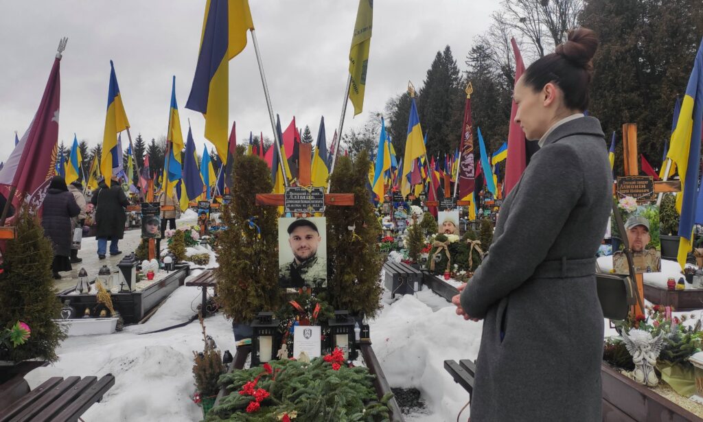 Ucranianos recuerdan a los caídos en el cuarto año de la invasión rusa