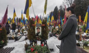 Ucranianos recuerdan a los caídos en el cuarto año de la invasión rusa