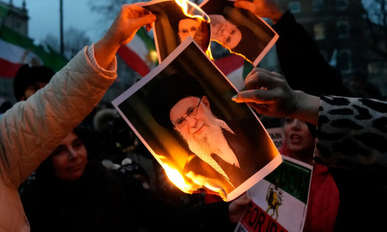 Iraníes celebran en Teherán presunta muerte del líder supremo, Ali Jameneí