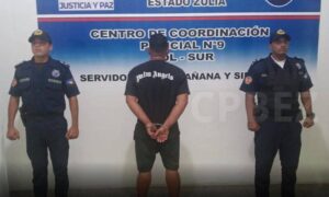 Golpea a su exmujer en plena vía pública