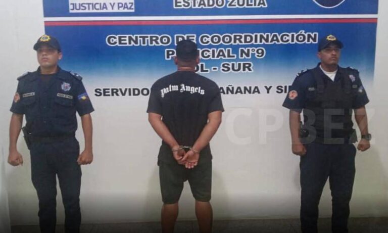 Golpea a su exmujer en plena vía pública