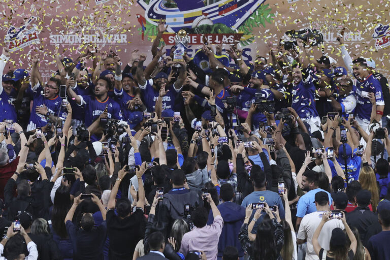 Magallanes remonta y conquista la Serie de las Américas tras vencer 10-9 a Caimanes