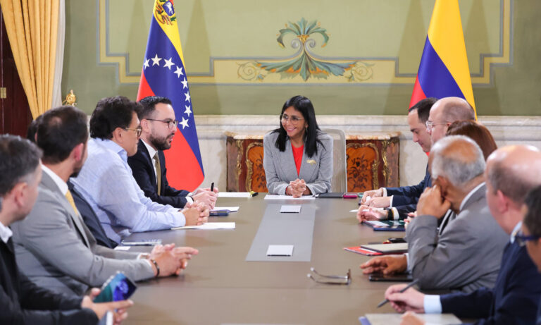 Delcy Rodríguez se reúne en Caracas con el ministro de Minas y Energía de Colombia