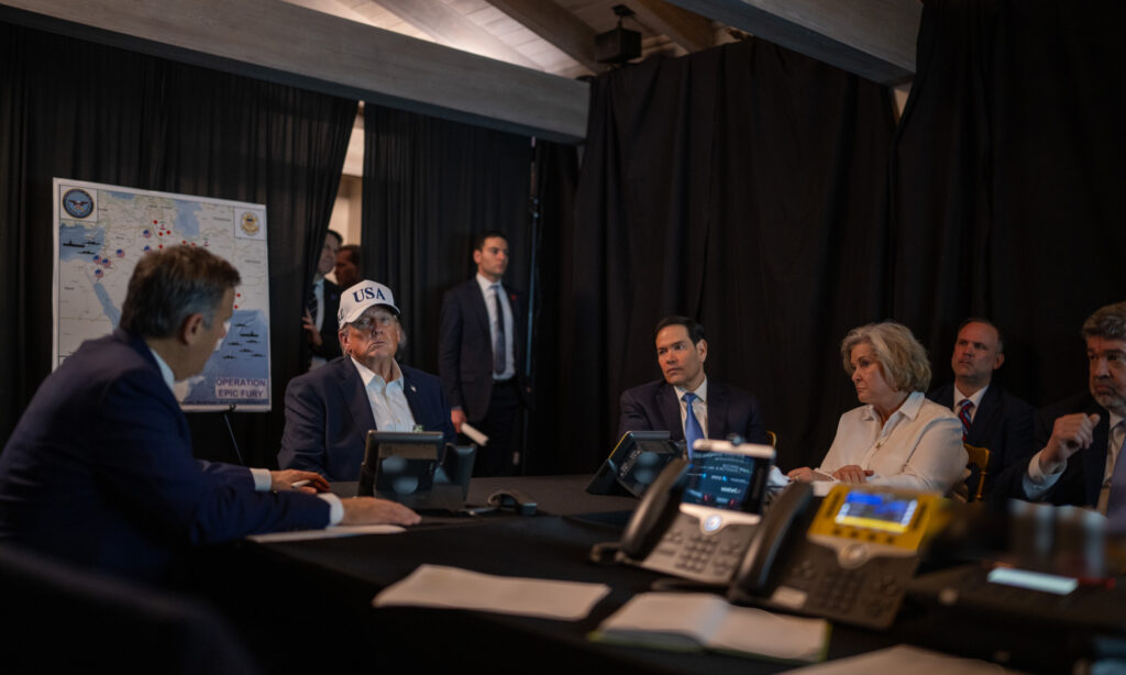 Trump evalúa tomar el control total de Irán o retirarse en días