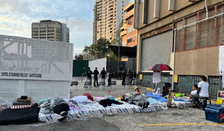 Familiares de presos políticos cumplen más de 48 horas en huelga de hambre en Zona 7