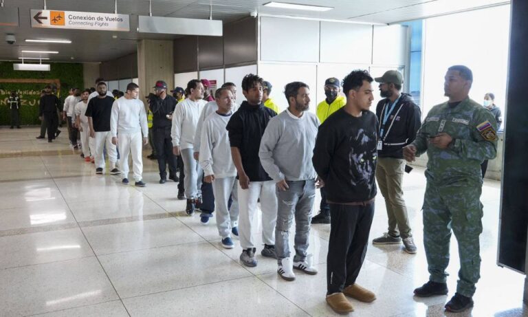 Arriban al país desde Miami 120 migrantes venezolanos deportados por EE. UU.