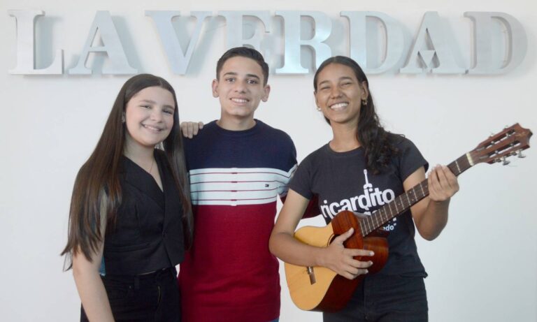 “Los Quevedo” siguen temática escolar con su canción “El último timbre”