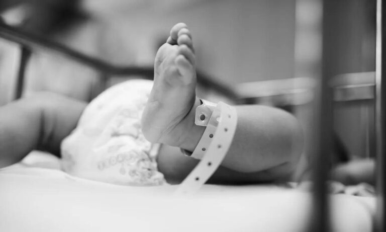 Fallece uno de los trillizos cuya madre murió tras el parto