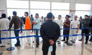 Llegan desde Miami 110 migrantes venezolanos deportados por EE. UU.