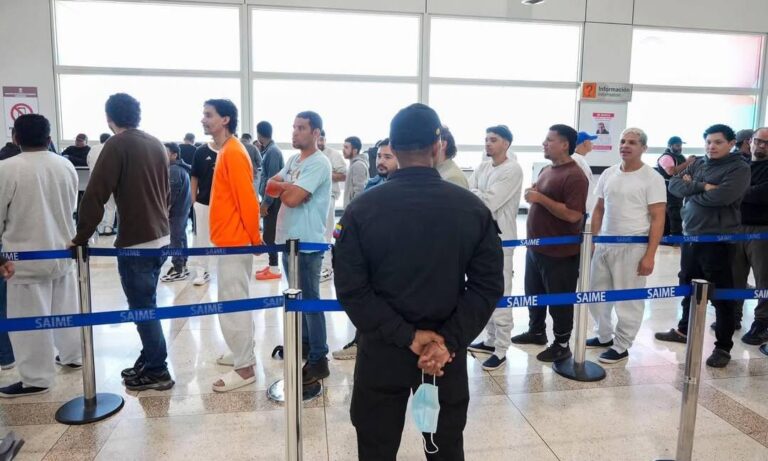 Llegan desde Miami 110 migrantes venezolanos deportados por EE. UU.