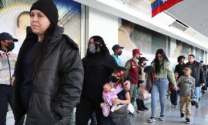 Suman 20.200 migrantes venezolanos que han regresado en vuelos de repatriación en un año