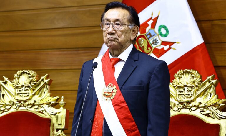 El congresista José María Balcázar jura como nuevo presidente interino de Perú