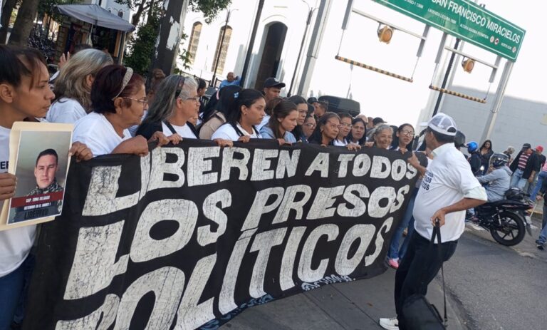 Familias exigen frente a la AN la liberación de todos los presos políticos