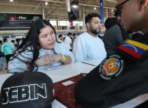 Llegan al país 174 migrantes venezolanos deportados por EE. UU.