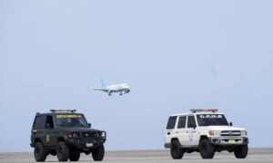 Retornan 84 migrantes venezolanos en vuelo procedente de Miami