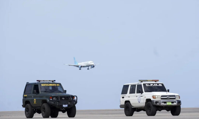 Retornan 84 migrantes venezolanos en vuelo procedente de Miami