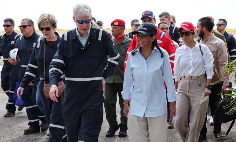 Secretario de Energía de EE. UU. visita campo petrolero junto con Delcy Rodríguez