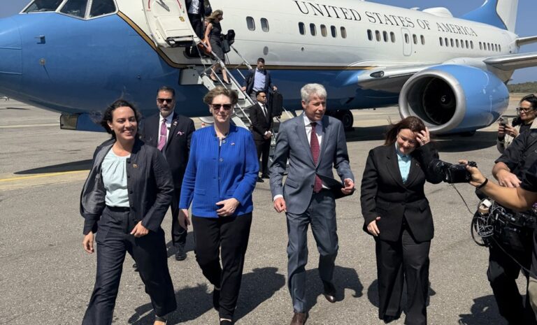 Secretario de Energía de EE. UU. llega para reunirse con Delcy Rodríguez