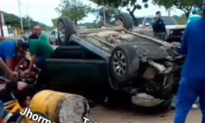 Chofer pierde el control y vuelca contra pipas de cemento en Milagro Norte