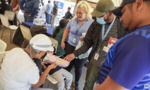 Arriban al país 111 migrantes venezolanos deportados por EE. UU.