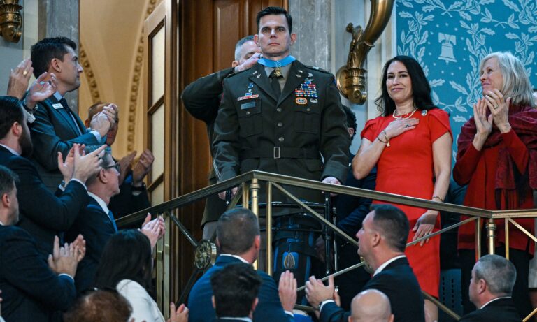 Trump condecora con la Medalla de Honor a Eric Slover, piloto herido en la captura de Maduro