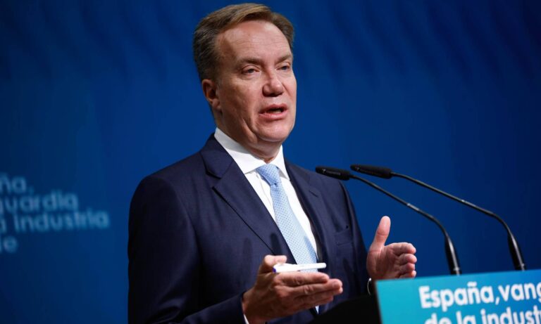 El presidente del Foro Económico Mundial deja su puesto por relación con Epstein