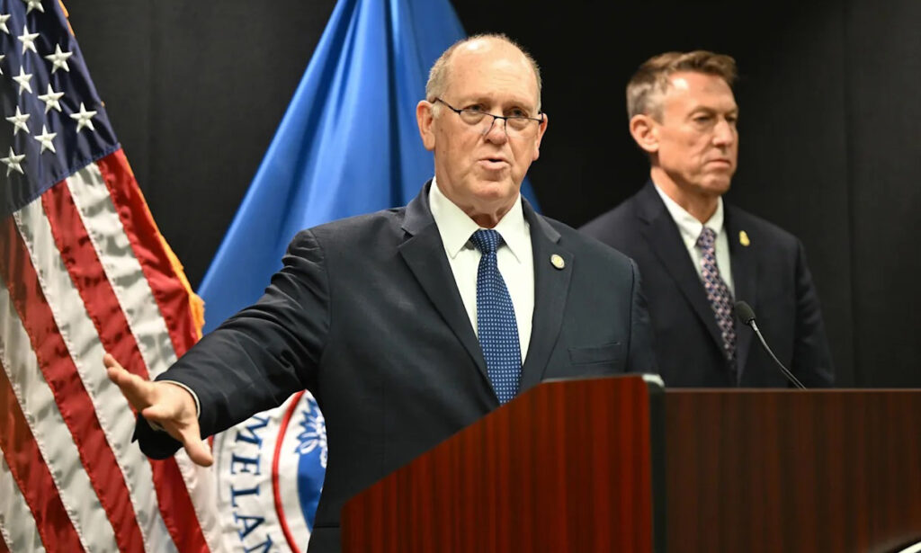 Aseguran que las redadas migratorias continuarán pese al cierre parcial del DHS