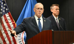 Aseguran que las redadas migratorias continuarán pese al cierre parcial del DHS