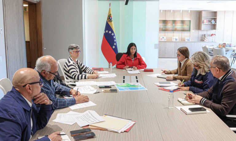 Delcy Rodríguez se reúne con autoridades de salud para coordinar nuevos planes