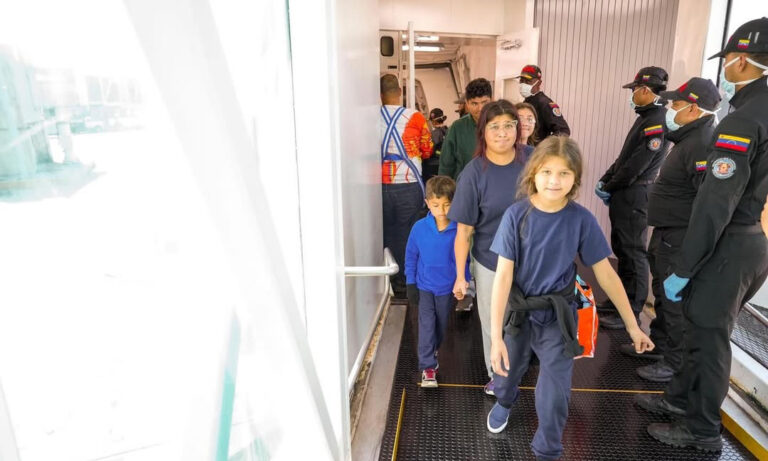 Vuelven al país 109 migrantes venezolanos deportados desde Miami