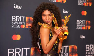 Olivia Dean arrasa en la gala de los BRIT Awards 2026