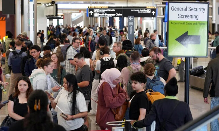 Trump amenaza con desplegar agentes de ICE en los aeropuertos