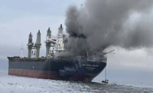 Atacan 3 cargueros cerca del estrecho de Ormuz
