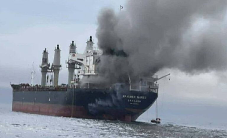 Atacan 3 cargueros cerca del estrecho de Ormuz