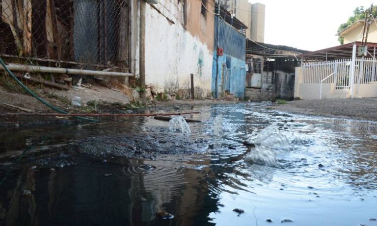 Aguas negras inundan al callejón San Pedro