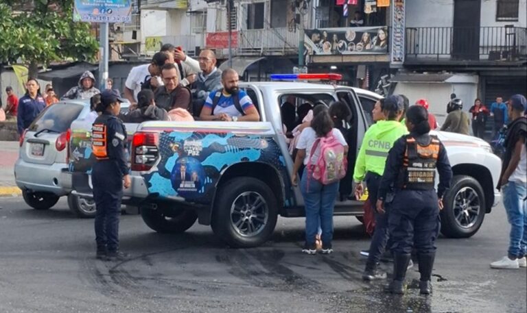Usuarios a pie y paradas colapsadas en Caracas por paro de transporte