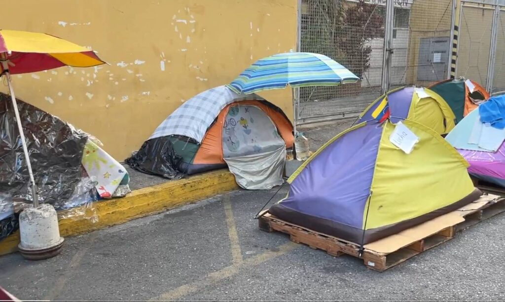 Familiares de presos políticos en Zona 7 denuncian plan para desalojar sus carpas