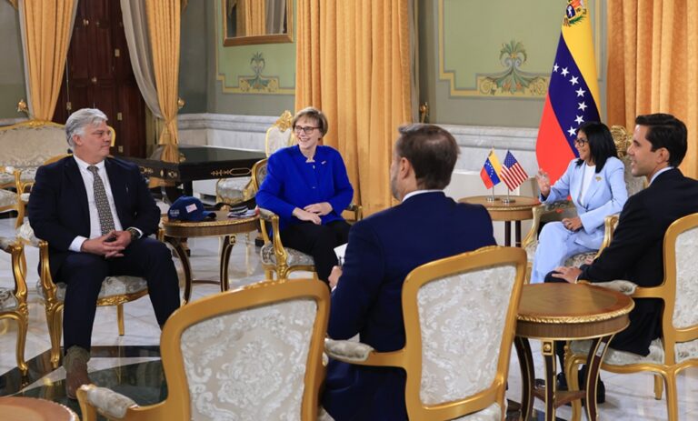 Delcy Rodríguez recibe a delegación del Comité de Exteriores del Senado de EE. UU.