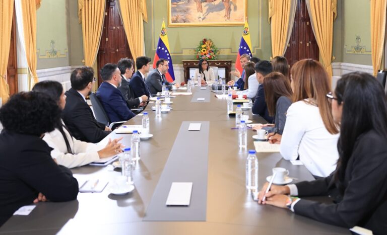 Delcy Rodríguez se reúne con misión diplomática que representará a Venezuela en EE. UU.