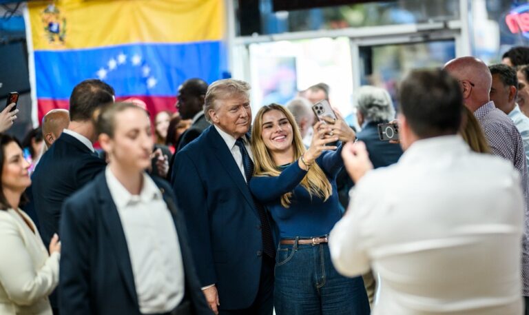 Trump comparte con exiliados venezolanos en El Arepazo, en El Doral
