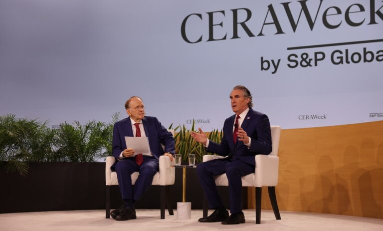 Secretario de Interior: EE. UU. trasladó $100 millones en oro desde Venezuela